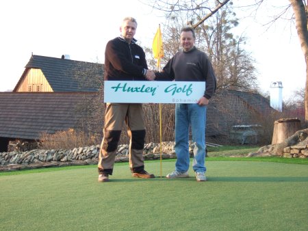 Jiří Votroubek, Owner and Managing Director of Huxley Golf Bohemia (left), alongside Richard White, Huxley Golf Installation Manager (right)
