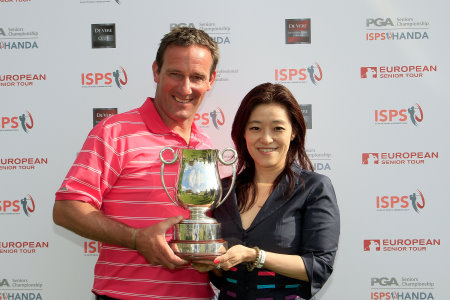 Paul Wesselingh and ISPS Executive director of International Affairs Midori Myazaki (courtesy of Getty Images)