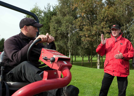 Toro’s European training manager Ian Sumpter provides one-to-one operator training on the RM3100-D