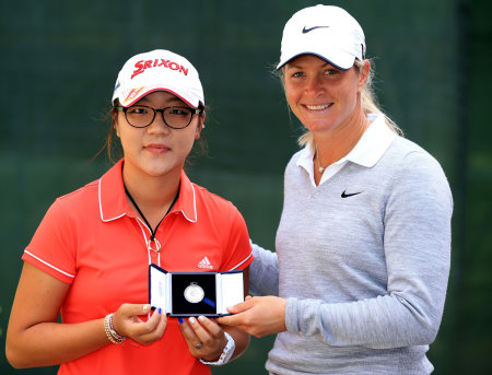 Lydia Ko receives the 2013 McCormack Medal from The R&A’s Working for Golf Ambassador, Suzann Pettersen (photo credit The R&A)