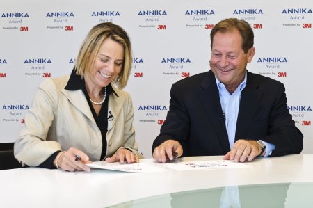LPGA legend Annika Sorenstam and 3M Chairman, President and CEO Inge Thulin at signing event for 3M sponsorship of the ANNIKA Foundation
