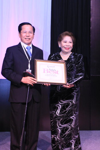 Mr. Le Van Kiem receiving an award from Ms. Angela Raymond at the recent 2013 Asia Pacific Golf Summit