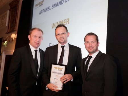 Russell Lawes (centre), FootJoy, collects the ‘Apparel Brand of the Year’ award from Rugby World Cup Winner and event host, Neil Back (left).