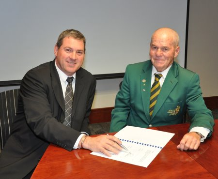 Indwe executive director Joe Szemerei and Bruce Younge, executive director of the South African Golf Association sign the new three year sponsorship agreement between SA Senior Golf and Indwe Risk Services
