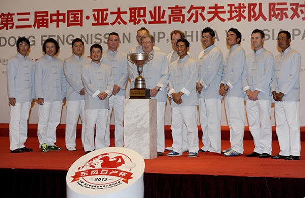 Peter Thomson with the Asia-Pacific Select side at the Dongfeng Nissan Cup