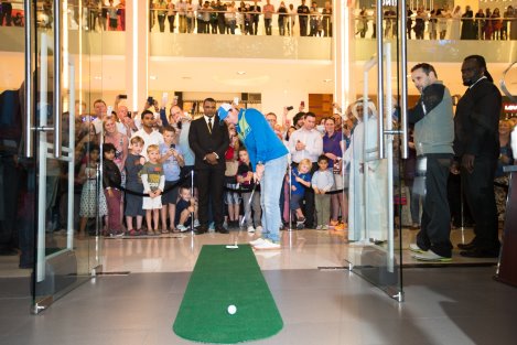 Nike Athlete Rory McIlroy swings into Dubai Mall