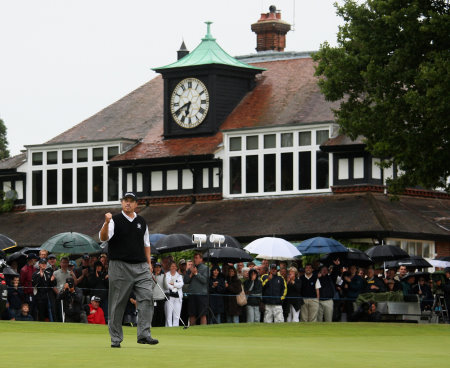 Loren Roberts winning the Senior Open Championship at Sunningdale in 2009 (©Getty Images)