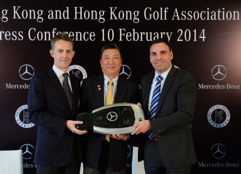 As a symbol of the newly announced partnership, Andreas Binder (right), President and CEO of Mercedes-Benz Hong Kong Limited presents a key to Tom Phillips (left), CEO of the Hong Kong Golf Association (HKGA) and William Chung Pui-lim (centre), President of the HKGA for a Mercedes-Benz C200 AMG which will serve as the official car of the HKGA during the three-year agreement