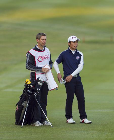 Hong Kong’s Shinichi Mizuno (right) in action during the 2013 Hong Kong Open at Hong Kong Golf Club in Fanling with national coach Brad Schadewitz as caddy (photo: HK Golfer)