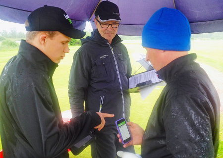  Golf GameBook’s Pasi Halmetoja (left) gives Finnish golf professional, Harri Murtonena, a short introduction to the Golf GameBook live scoring application before he tees off