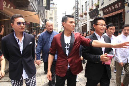 Actor-singer Andy Lau (centre), flanked by Mission Hills Group Chairman and CEO Dr. Ken Chu (right) and Vice Chairman Mr. Tenniel Chu (left), looks around Haikou’s impressive new tourist attraction