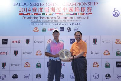 Ye Wo Cheng is congratulated by Xu Deli, Chairman of the Guangdong Golf Association