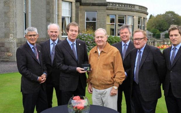 George O'Grady presents Jack Nicklaus with Honorary Life Membership (Getty Images)