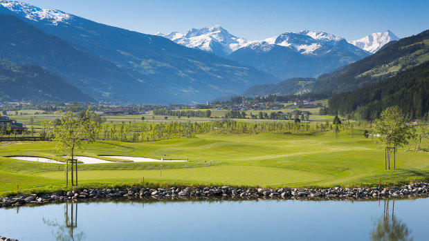 Golfclub Zillertal-Uderns, surrounded by mountains in a picturesque Austrian valley