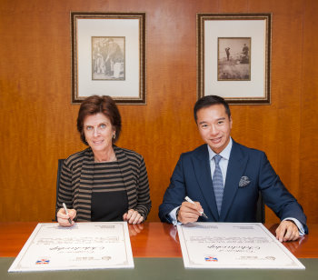 Professor Louise Richardson, Principal and Vice-Chancellor of the University of St Andrews, and Mr Tenniel Chu, Vice Chairman of Mission Hills Group, sign the scholarship agreement at Mission Hills’ offices in Hong Kong (Power Sport Images for Mission Hills)