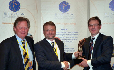 Peter Fjällman and Tom Mackenzie present the Harry Colt Award to Jonathan Smith of GEO