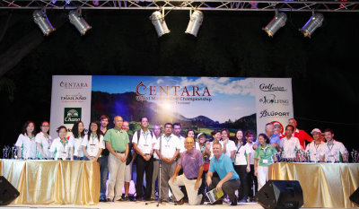 Mark Siegel (front left) and Peter McCarthy (front right) with the Centara World Masters organizing staff