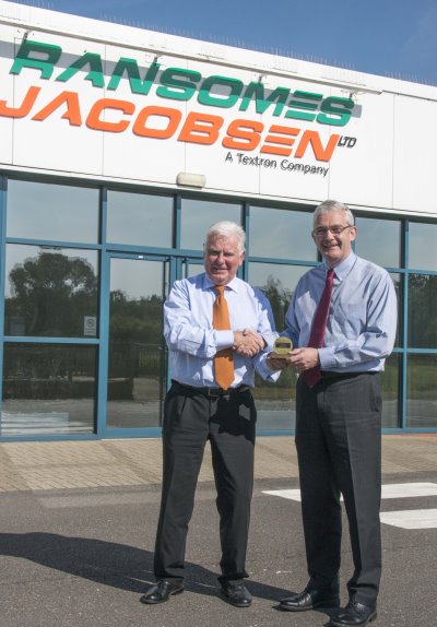 Peter Driver (left) receives his TOCA award from Ransomes Jacobsen’s Managing Director Alan Prickett