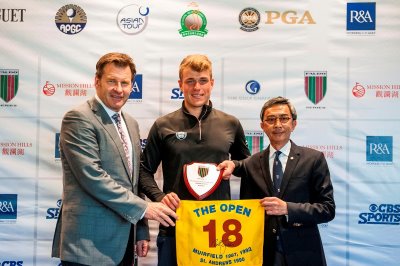 Simon Zach receiving his Under 18’s winner’s trophy at the 2015 Faldo Series Asia Grand Final from Sir Nick Faldo and Tony Ip, Mission Hills Group Executive Director