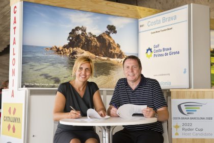Marta Felip, Vice President of the Costa Brava Tourist Board, part of the Provincial Council of Girona, with IAGTO President, Peter Walton, signing the IAGTO Costa Brava Trophy agreement