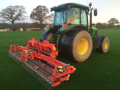 Tiller’s Turf was the first purchaser of the new 4.6 m Wiedenmann Terra Rake for their turf farm just outside Newark, Nottinghamshire