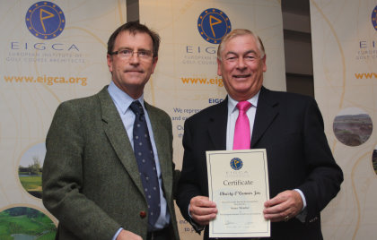 Christy O'Connor Jnr receives his Senior Membership Certificate from the then EIGCA President, David Krause