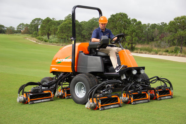 The new LF577 can mow up to 4.5 hectares; with all seven cutting units deployed the LF577 can mow a 3.53 metre swath