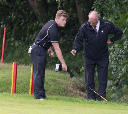 An England Golf referee advises on the rules (© Leaderboard Photography)