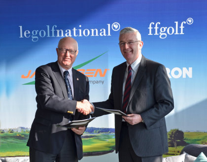 Jean Lou Charon (left), President of the French Federation of Golf and Alan Prickett, Managing Director of Ransomes Jacobsen following the signing the agreement at Golf National