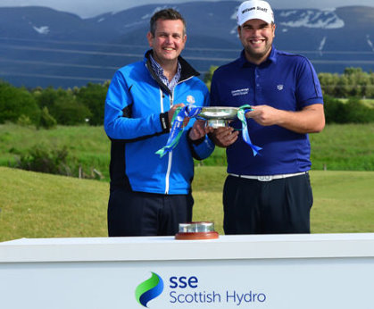 Ruaridh Macdonald (left), Deputy Chief Executive at Macdonald Hotels & Resorts presents Jack Senior with the 2015 SSE Scottish Hydro Challenge title