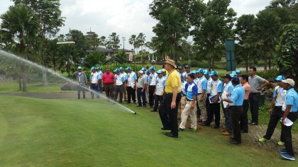 John Pryor (yellow shirt), a Certified Irrigation Designer with Hydrogold, conducts a demonstration during the field day
