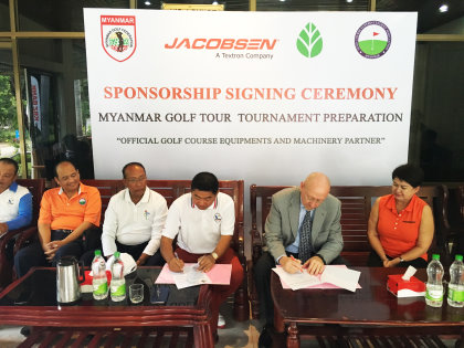 Chuck Greif (second right) - Managing Director APAC- signs sponsorship deal that sees Jacobsen become ‘Official Golf Course Equipment and Machinery Partner’