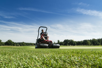 Ian Hockley, course manager at Royal Ascot on the Toro Greensmaster 3250-D, which is also part of the club’s lease agreement