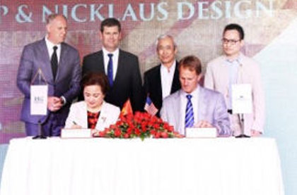 Madame Nguyen Thi Nga signing the agreement for the three new courses with Jack Nicklaus II representing Nicklaus Design
