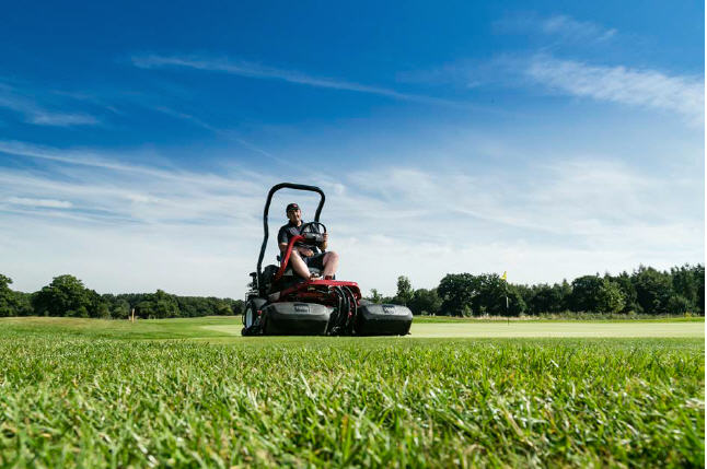 Ian Hockley, course manager of Royal Ascot on the Toro Greenmaster 3250-D, which is also part of the club’s lease agreement